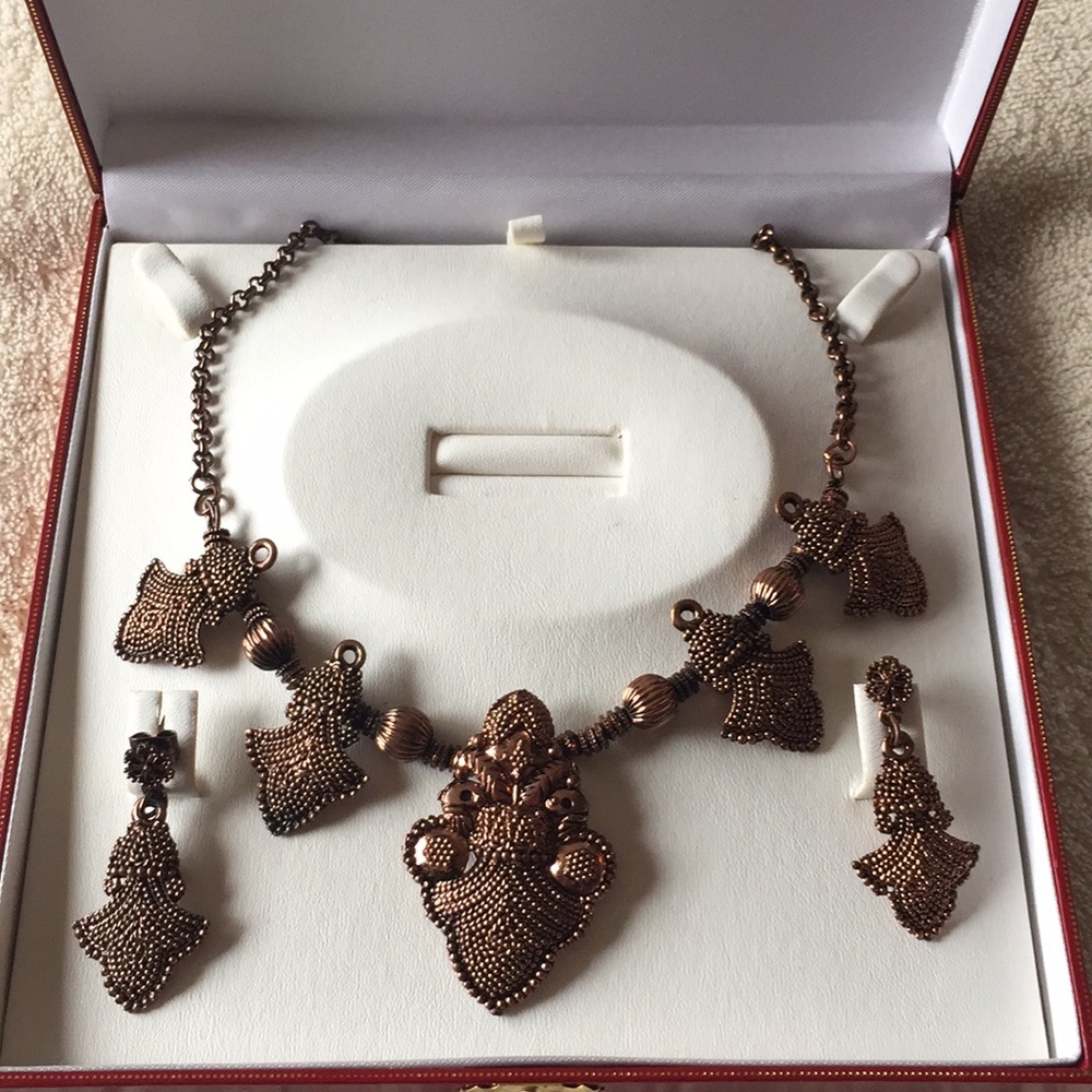 Necklace and earring set